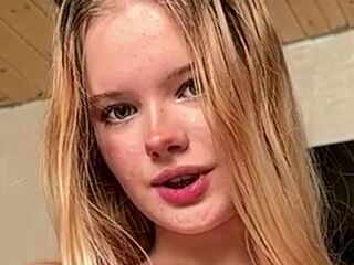 camgirl masturbating with dildo JeannettaCeraos