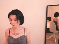 Hi! I’m someone who loves light, warmth, and genuine conversations. I adore the feeling of freedom, beautiful aesthetics, and those moments when you can just be yourself. I enjoy experimenting with looks, creating moods, and sharing energy through the frame.