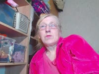 Romantic woman who loves candle light, glamorous atmosphere and sensual sex. She will make you feel like you are with a real queen