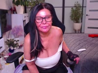 Romantic woman who loves candle light, glamorous atmosphere and sensual sex. She will make you feel like you are with a real queen