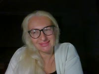 I’m a girl who balances calmness with a touch of playfulness. I enjoy feeling the rhythm of life, catching small moments and turning them into an atmosphere you want to stay in. I appreciate honesty, sincerity, and easy communication—it