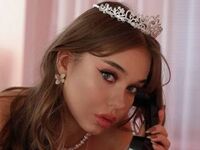 camslut showing tits LeonardaYudell