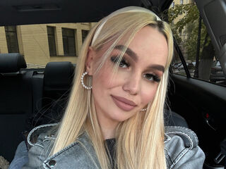 girl showing tits LynGriscom