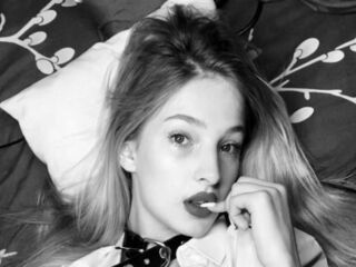 naked camgirl fingering pussy SofiaRoud